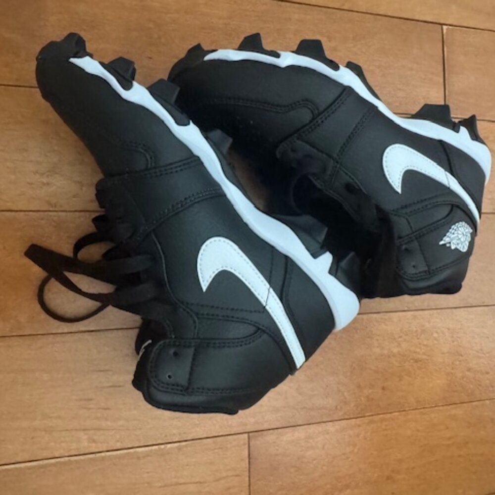Nike Cleats - Picture 2 of 6